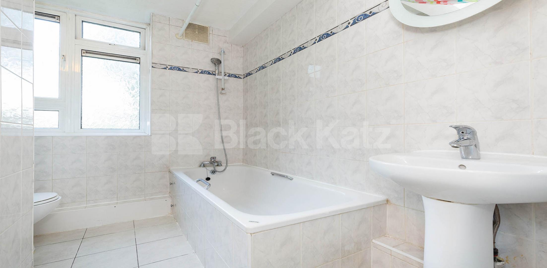 			4 BEDROOMS PLUS LOUNGE! , 4 Bedroom, 1 bath, 1 reception Flat			 Dormans Way, SWISS COTTAGE